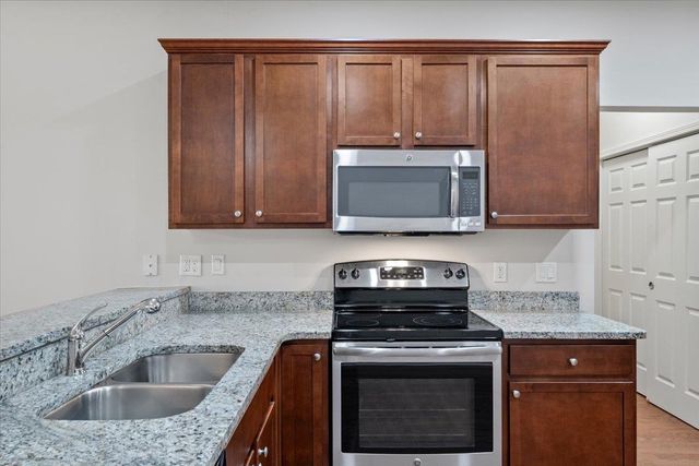 1647 W SOUTHFIELD CIR, Memphis, TN 38016