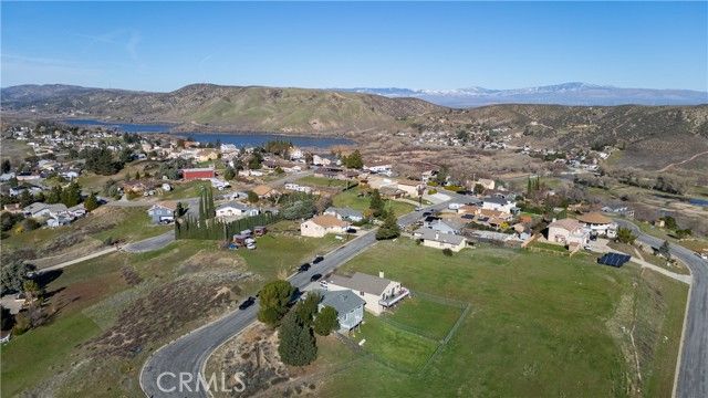 42614 Cabin Dr, Lake Hughes, CA 93532