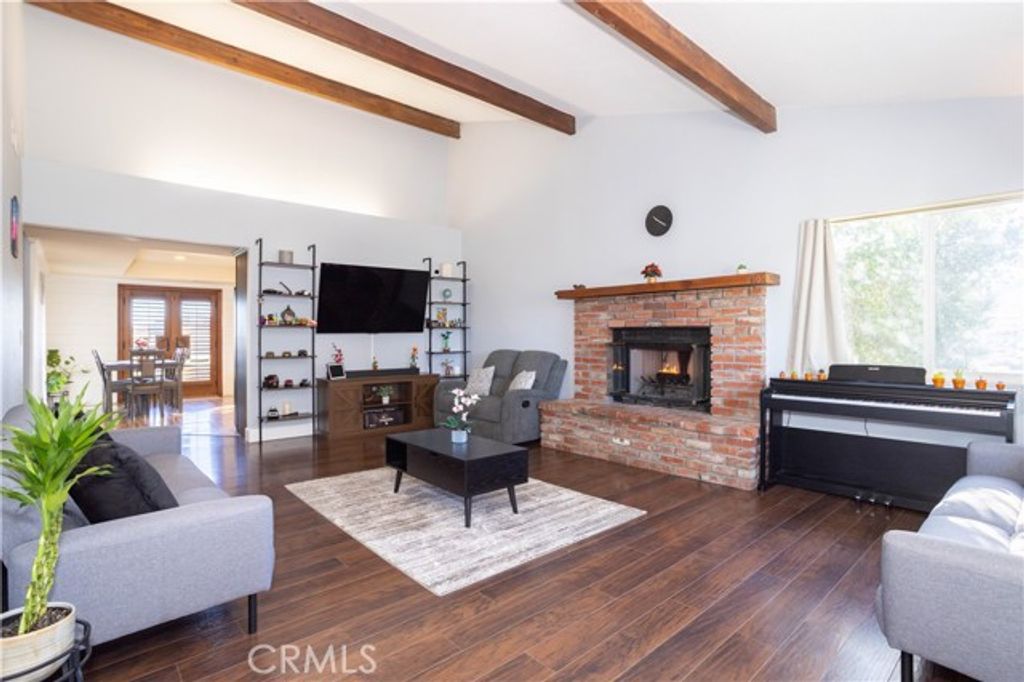 42614 Cabin Dr, Lake Hughes, CA 93532