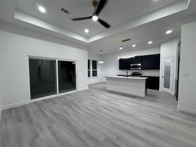2209 W E Roberts Street, Grand Prairie, TX 75051