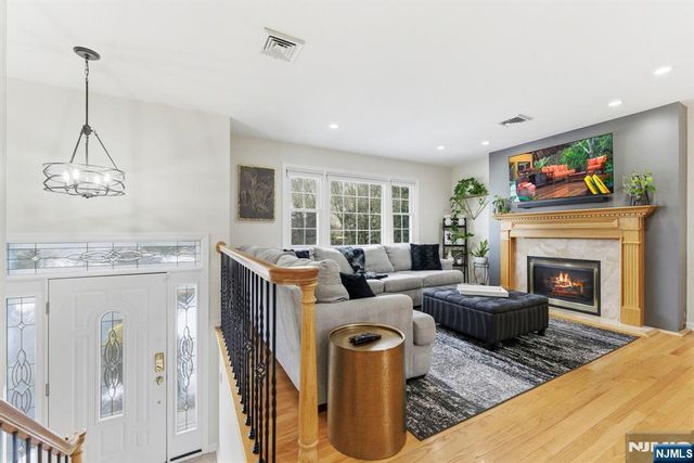 1 Chalen Court, Pequannock Township, NJ 07444