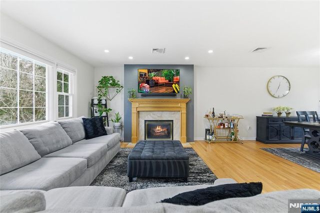 1 Chalen Court, Pequannock Township, NJ 07444