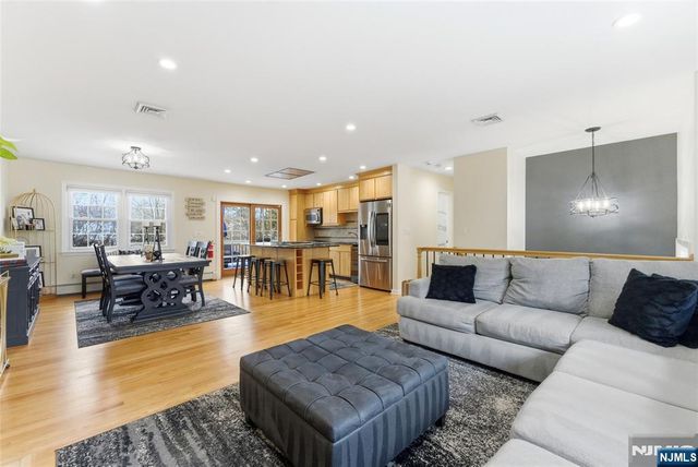 1 Chalen Court, Pequannock Township, NJ 07444