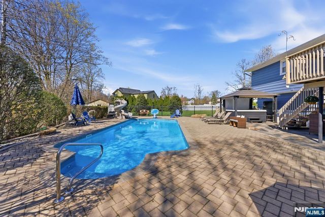 1 Chalen Court, Pequannock Township, NJ 07444