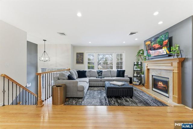 1 Chalen Court, Pequannock Township, NJ 07444