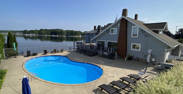 400 Lakeview Court 19, Spring Lake, MI 49456