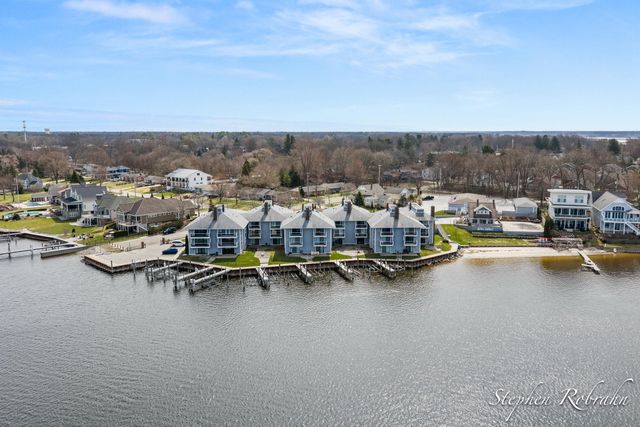 400 Lakeview Court 19, Spring Lake, MI 49456