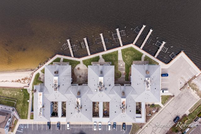 400 Lakeview Court 19, Spring Lake, MI 49456