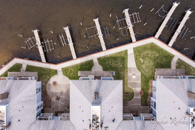 400 Lakeview Court 19, Spring Lake, MI 49456