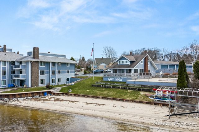 400 Lakeview Court 19, Spring Lake, MI 49456