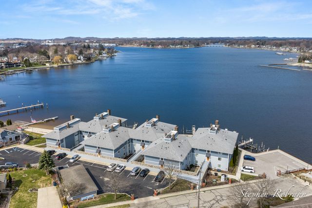 400 Lakeview Court 19, Spring Lake, MI 49456