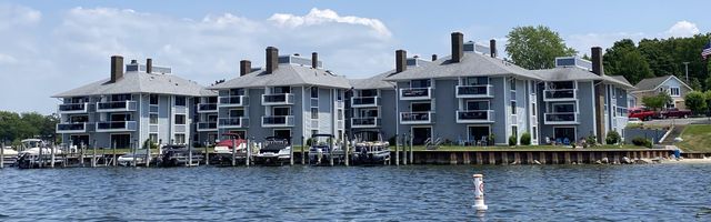 400 Lakeview Court 19, Spring Lake, MI 49456