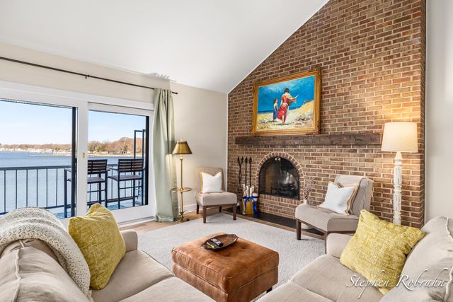 400 Lakeview Court 19, Spring Lake, MI 49456