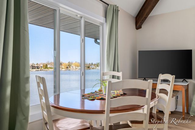 400 Lakeview Court 19, Spring Lake, MI 49456