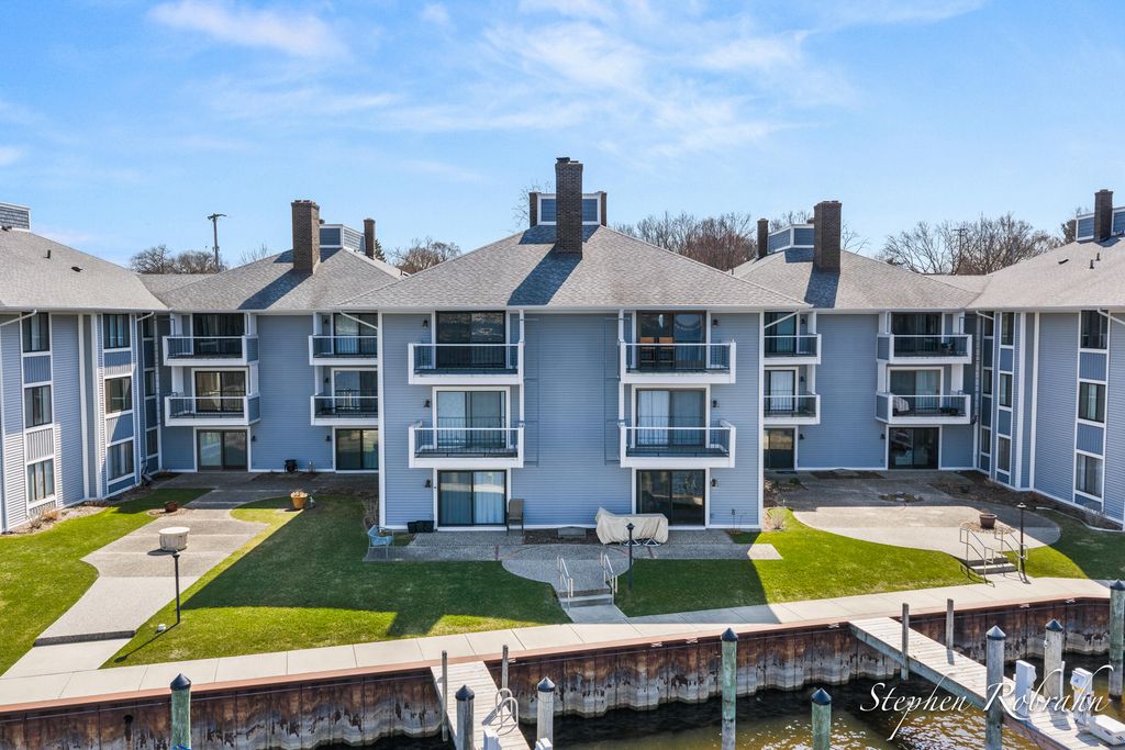 400 Lakeview Court 19, Spring Lake, MI 49456