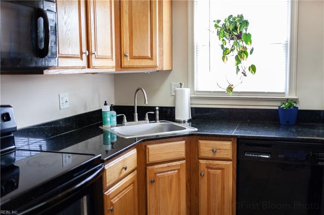 1304 Stockley Gdns Apt 507, Norfolk, VA 23517