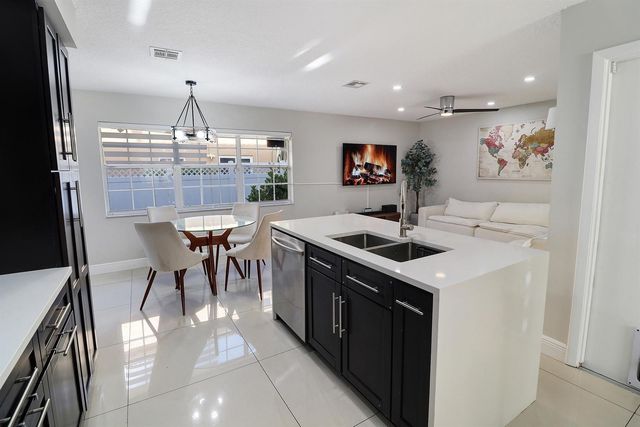 11303 Lakeview Drive 8-m, Coral Springs, FL 33071