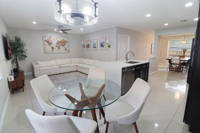 11303 Lakeview Drive 8-m, Coral Springs, FL 33071