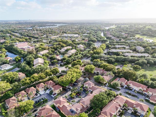 11303 Lakeview Drive 8-m, Coral Springs, FL 33071