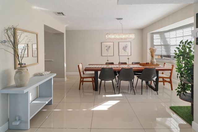 11303 Lakeview Drive 8-m, Coral Springs, FL 33071
