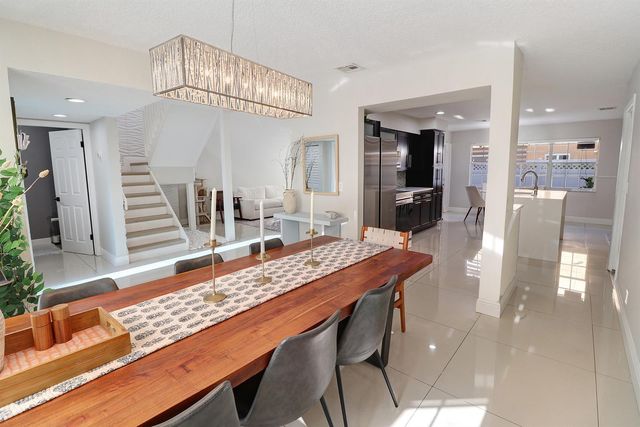 11303 Lakeview Drive 8-m, Coral Springs, FL 33071