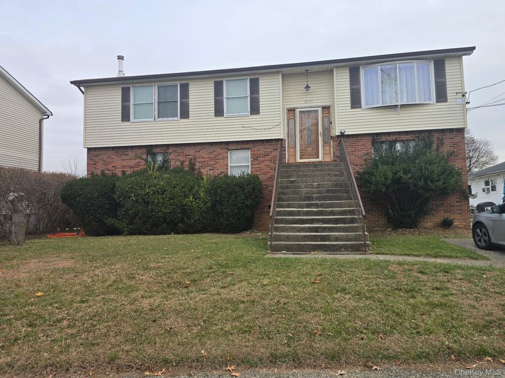 1095 Pinebrook Court, West Hempstead, NY 11552