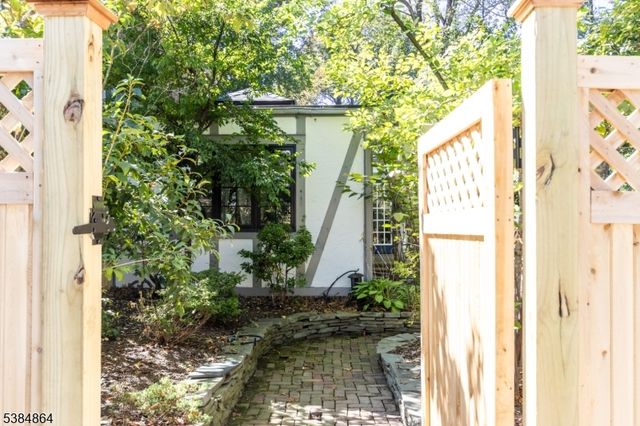 2 Harding Ter, Morristown Town, NJ 07960