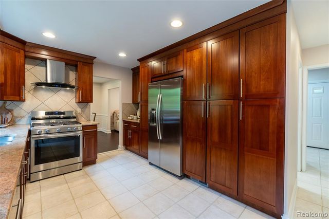 2032 Kristin Drive, Troy, MI 48084