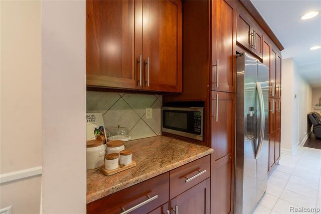 2032 Kristin Drive, Troy, MI 48084
