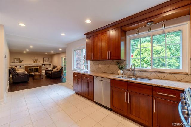 2032 Kristin Drive, Troy, MI 48084