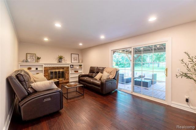 2032 Kristin Drive, Troy, MI 48084
