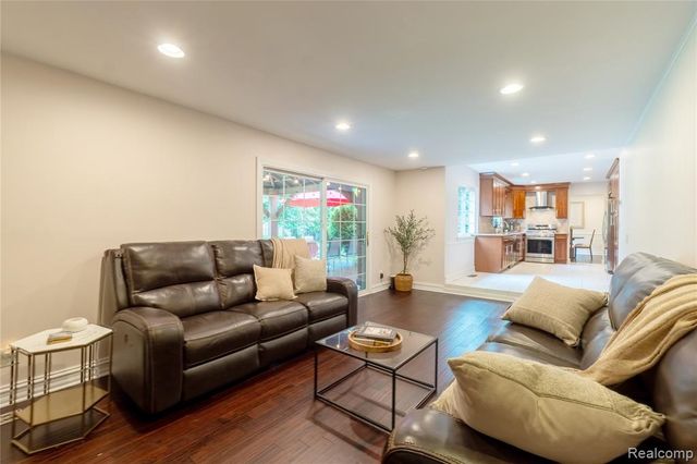 2032 Kristin Drive, Troy, MI 48084