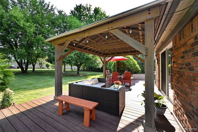 2032 Kristin Drive, Troy, MI 48084