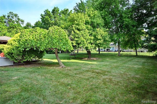 2032 Kristin Drive, Troy, MI 48084