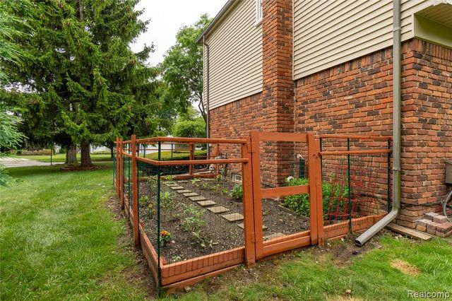 2032 Kristin Drive, Troy, MI 48084