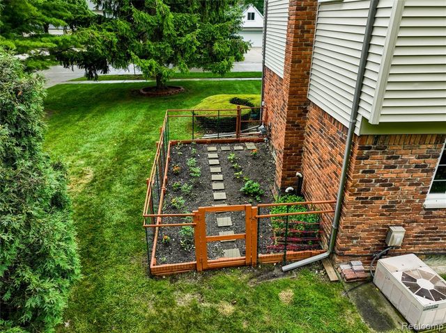 2032 Kristin Drive, Troy, MI 48084