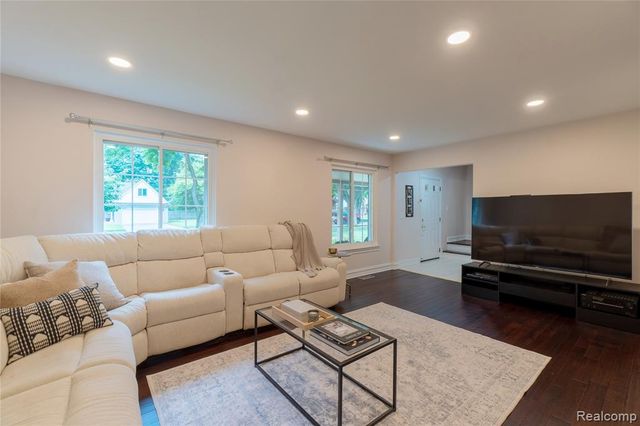 2032 Kristin Drive, Troy, MI 48084