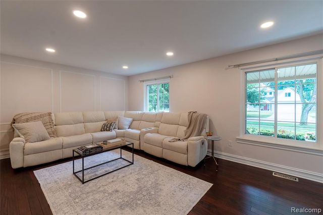 2032 Kristin Drive, Troy, MI 48084