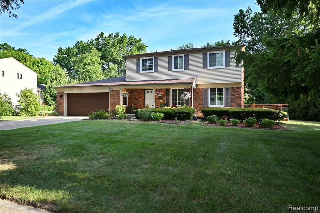 2032 Kristin Drive, Troy, MI 48084