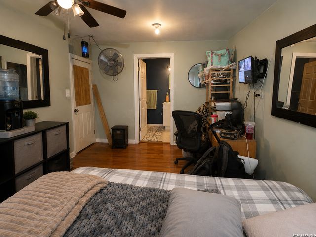 606 32ND ST E, Lakehills, TX 78063