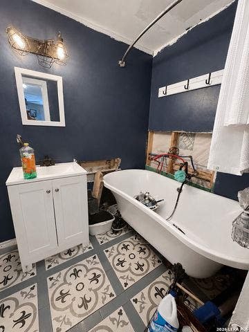 606 32ND ST E, Lakehills, TX 78063