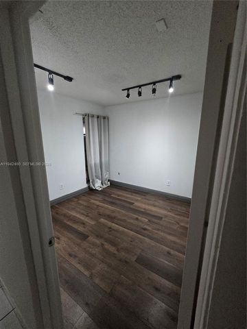 6905 SW 104th Ct, Miami, FL 33173