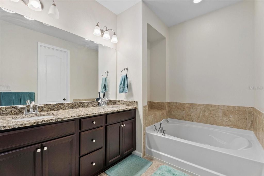 Image 16 of property listing at 11828 MEADOWGATE PLACE, Bradenton, FL 34211