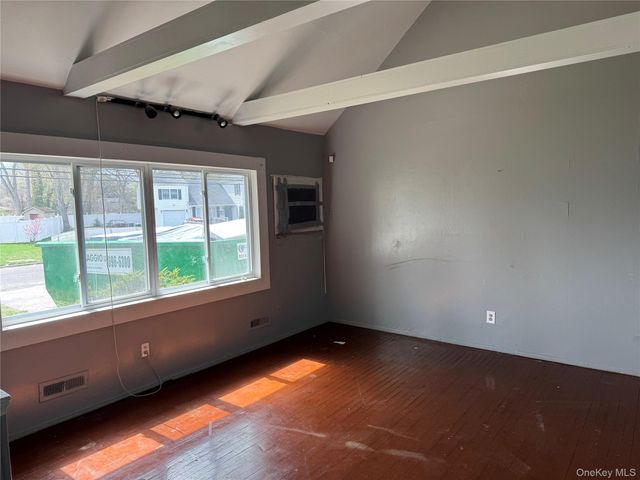 41 Princeton Street, Bay Shore, NY 11706