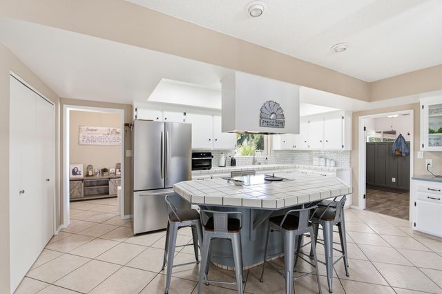 936 E Nebraska Avenue, Dinuba, CA 93618