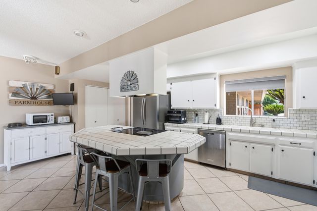 936 E Nebraska Avenue, Dinuba, CA 93618