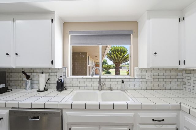 936 E Nebraska Avenue, Dinuba, CA 93618
