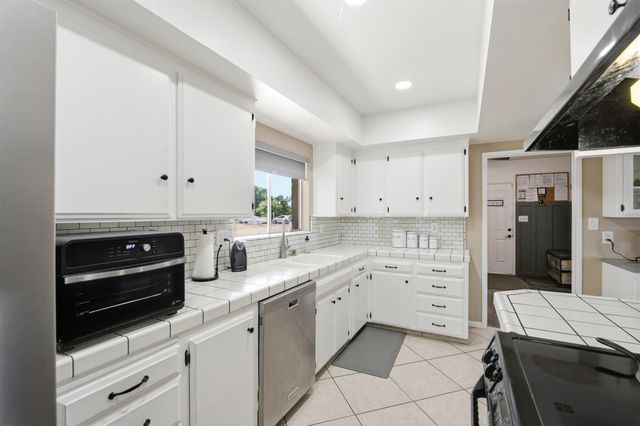 936 E Nebraska Avenue, Dinuba, CA 93618