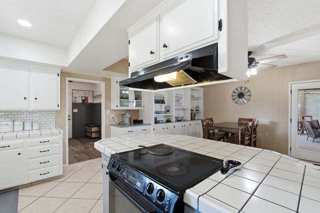 936 E Nebraska Avenue, Dinuba, CA 93618