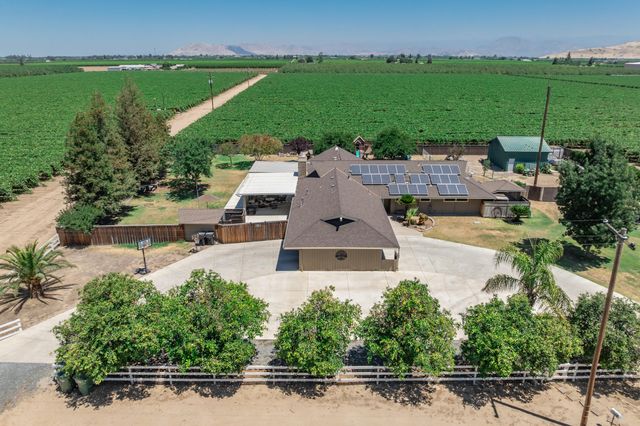 936 E Nebraska Avenue, Dinuba, CA 93618